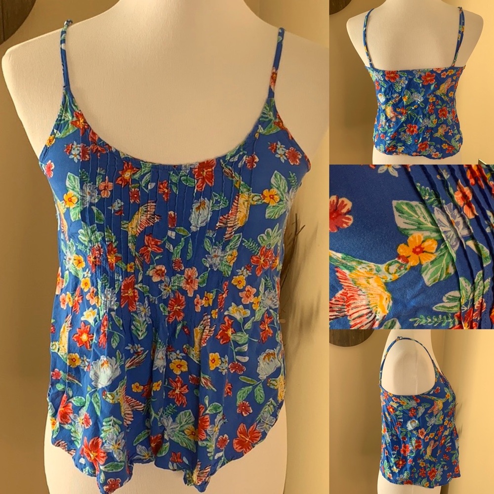 ❤️ 5/$20 Old Navy summer top. Tropical birds.